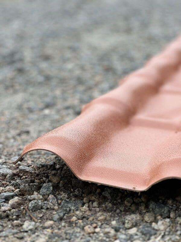 Telhado com telhas de PVC em acabamento moderno e cor neutra, instalado em ambiente externo, destacando leveza e design elegante com a qualidade e resistência da Permatti.