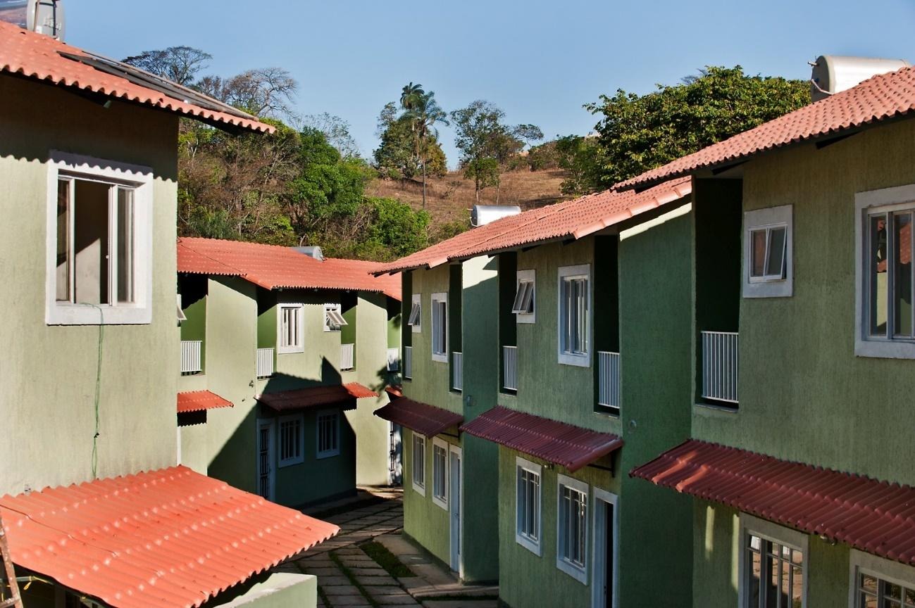 Conjunto de casas com telhados em tom cerâmico, alinhados e uniformes, destacando o uso de telhas de PVC da Permatti com acabamento moderno e alta durabilidade.