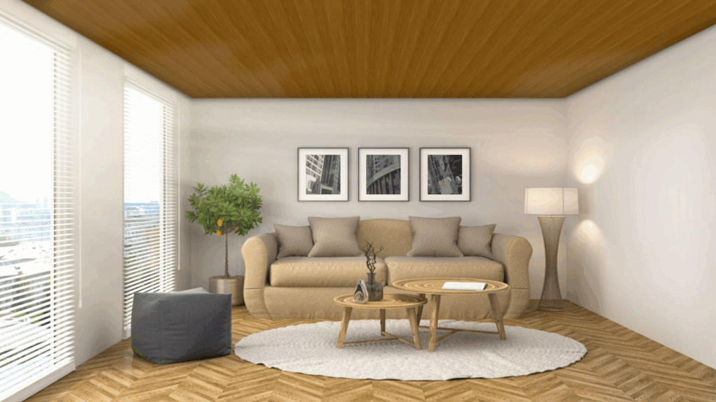 Sala moderna com teto em PVC amadeirado, sofá bege, mesa de centro e luz natural, destacando o design elegante e a qualidade dos acabamentos Permatti.