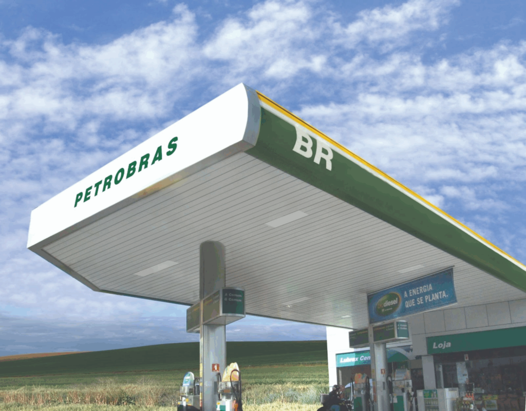 Fábrica de forro PVC: por que escolher a Permatti para ser sua fornecedora 1 Posto de combustível com forro de PVC branco da PERMATTI sob a cobertura. O acabamento durável e resistente é ideal para grandes estruturas comerciais e áreas externas.