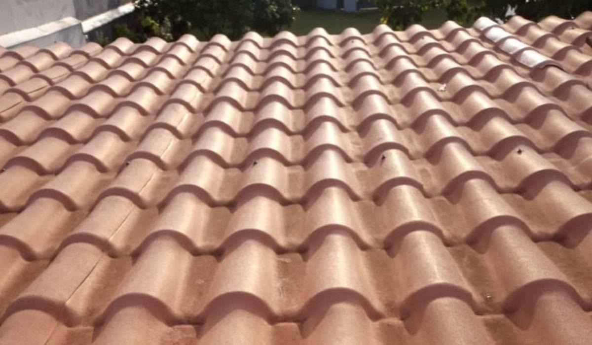 Telhado coberto com telhas coloniais de PVC da PERMATTI em tom cerâmica. Acabamento durável e leve que imita o visual das telhas de barro tradicionais.