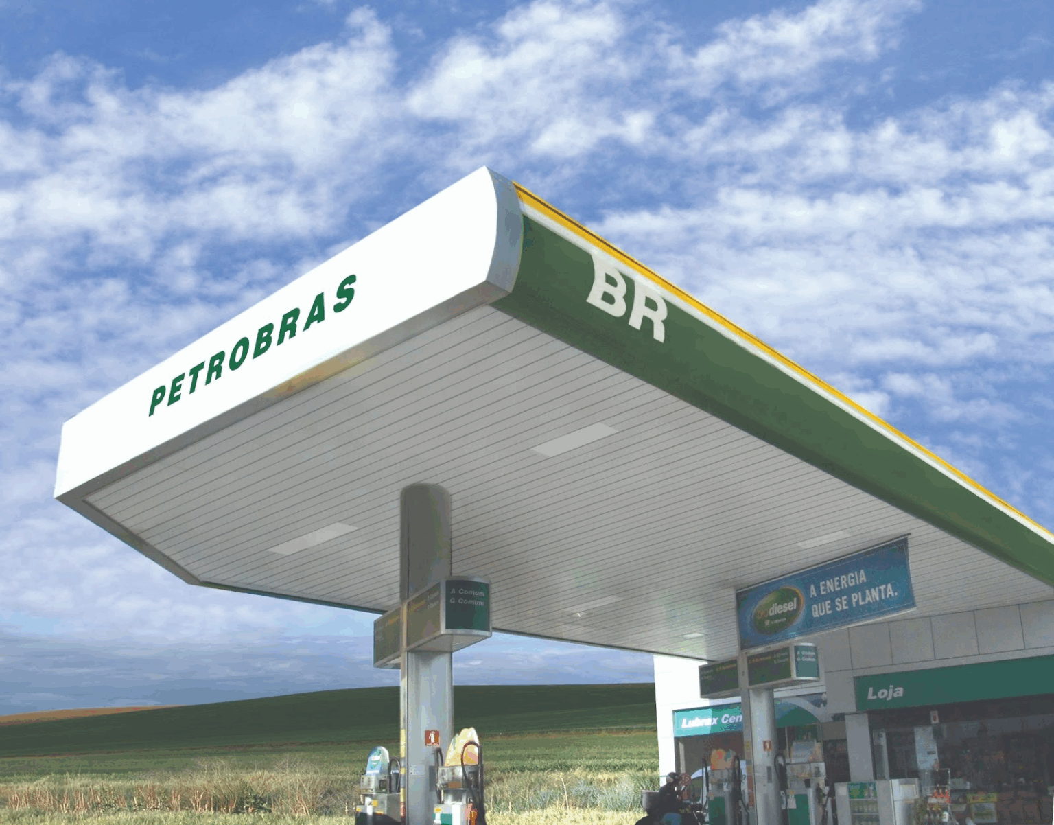 Posto de combustível com forro de PVC branco da PERMATTI sob a cobertura. O acabamento durável e resistente é ideal para grandes estruturas comerciais e áreas externas.
