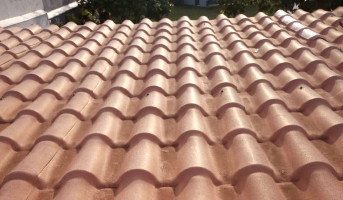 Telhado residencial com telhas de PVC cerâmicas instaladas. Conheça os modelos de telhas para casa da Permatti, ideais para beleza e proteção.