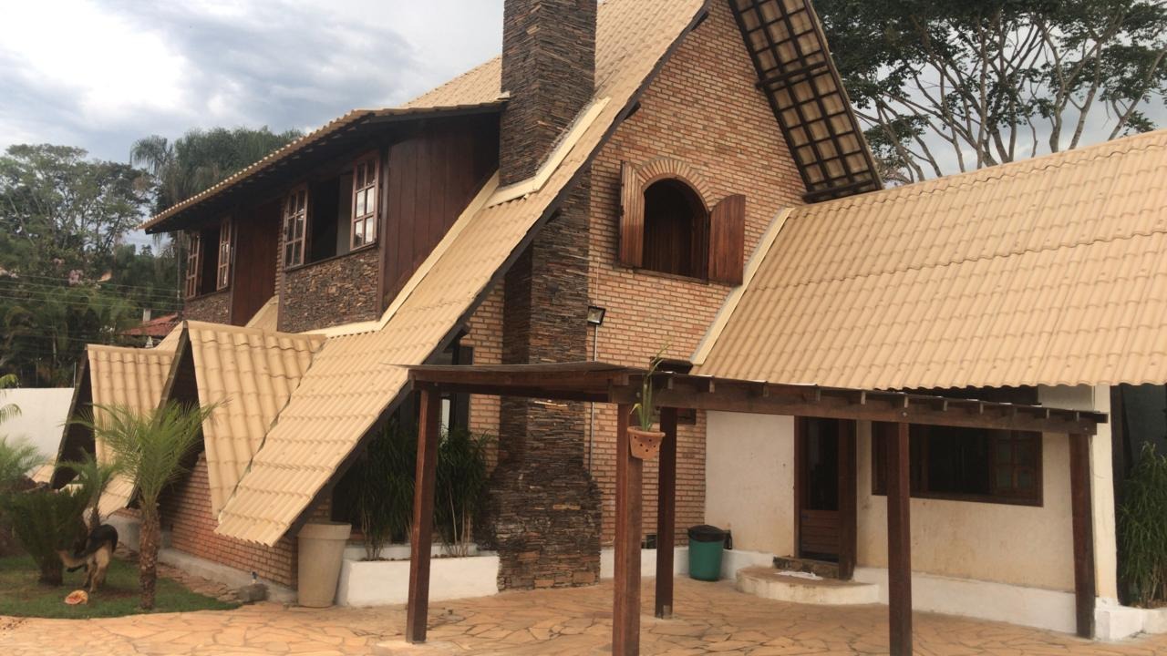 Casa de tijolos com telhado bege Permatti. O ótimo valor da telha de PVC garante economia e durabilidade para projetos rústicos e modernos.
