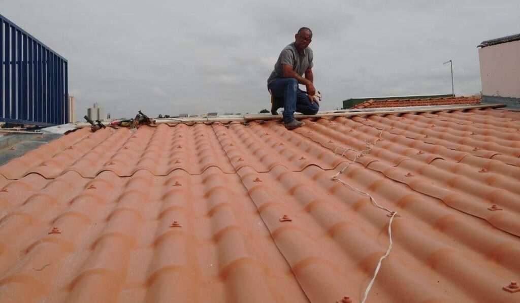 Trabalhador instalando telhas de PVC Permatti de alta qualidade, sustentáveis e com excelente conforto térmico. Práticas e duráveis.